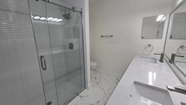 Building Photo - 5622 Royal Lake Cir