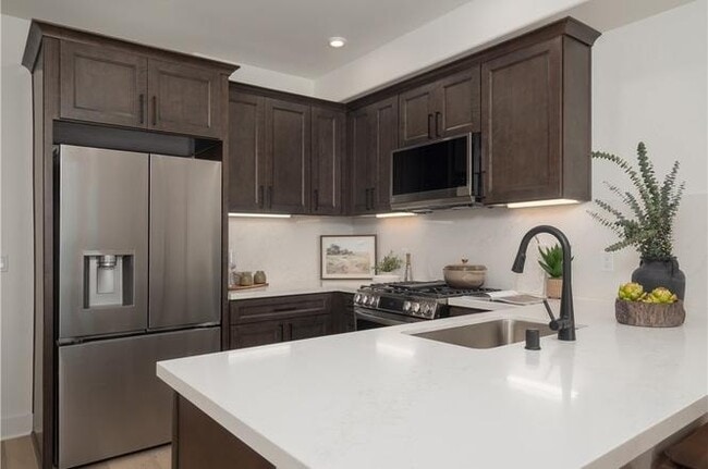 Building Photo - APARTMENT