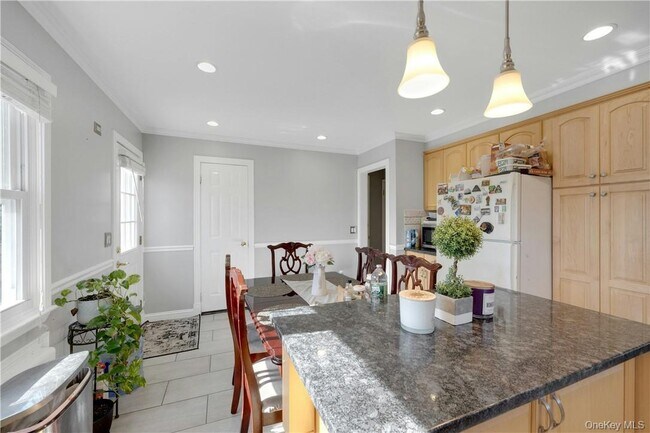 Building Photo - 570 N Barry Ave