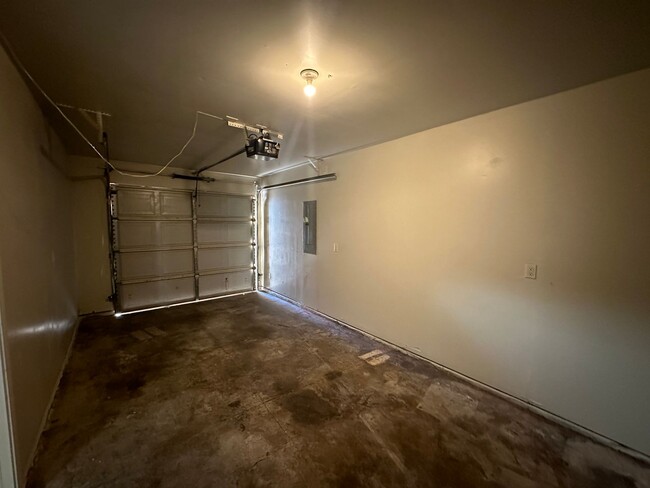 Building Photo - Spacious 4-Bedroom, 2-Bathroom Home for Re...