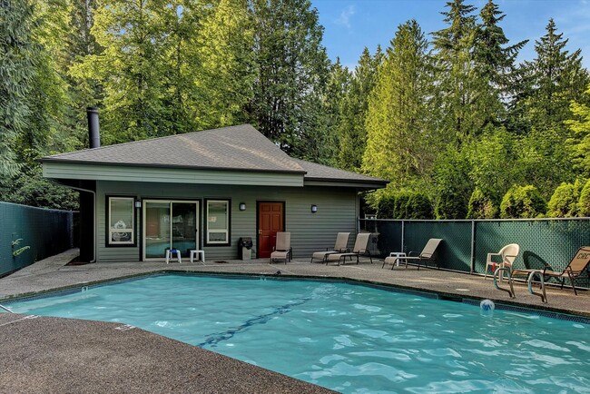 Building Photo - Updated 2 bed Downtown Redmond Condo w/Pool and EV Charging