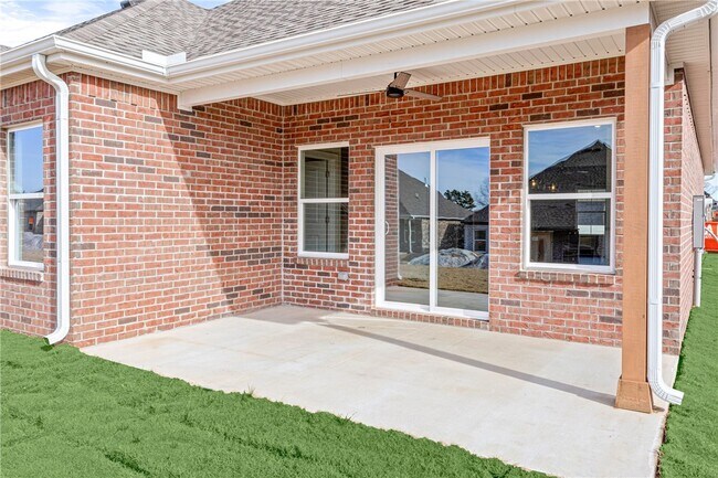 Building Photo - 2302 N Presley St