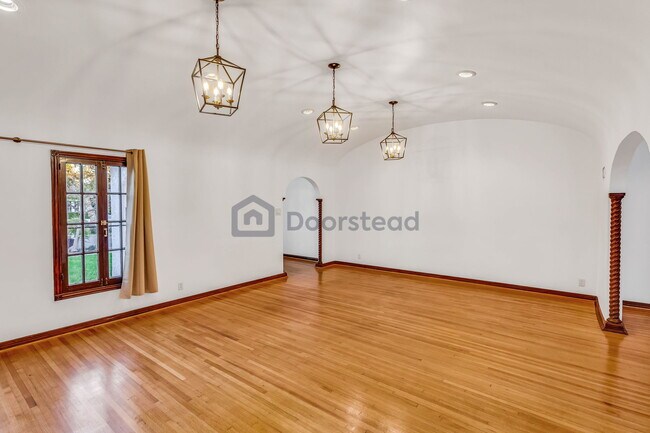 Building Photo - 603 S Mansfield Ave