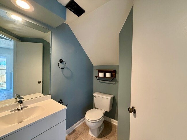 Building Photo - Bright and spacious 2 bed, 2.5 bath condo in the heart of Virginia Beach!