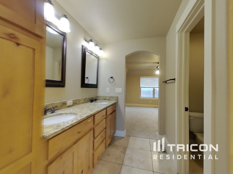 Building Photo - 4215 Woodlake Ln