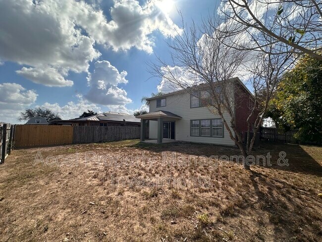 Building Photo - 819 Briarwood Dr