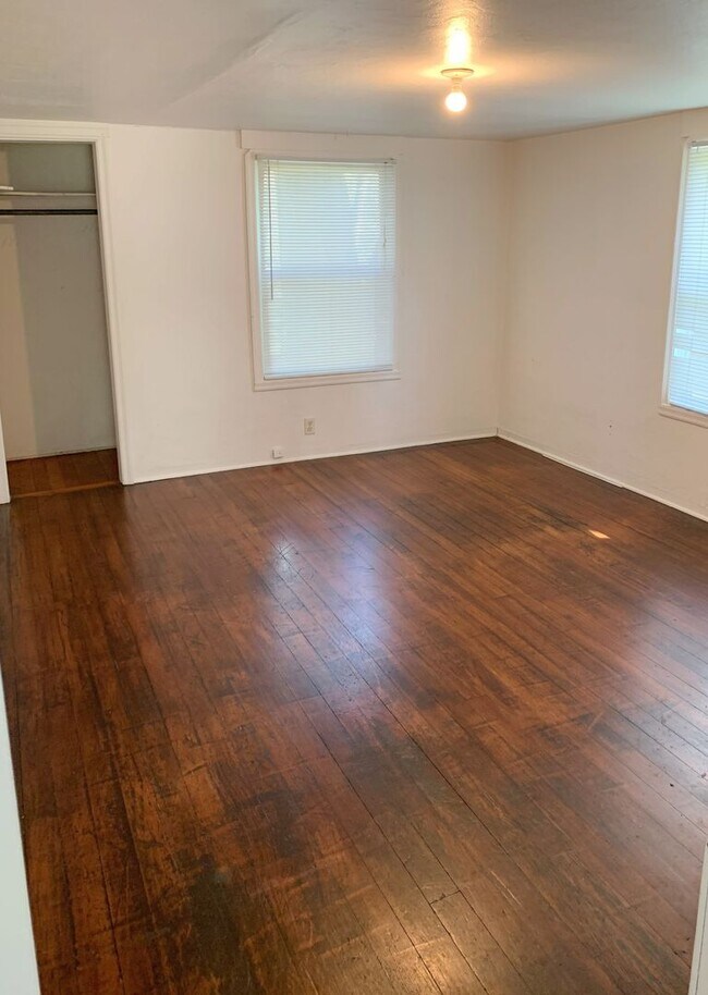 Building Photo - 2BR home on a large lot with room to roam!