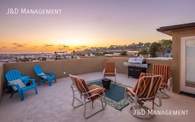 Building Photo - Gorgeous Townhome w/ Rooftop Decks and Oce...