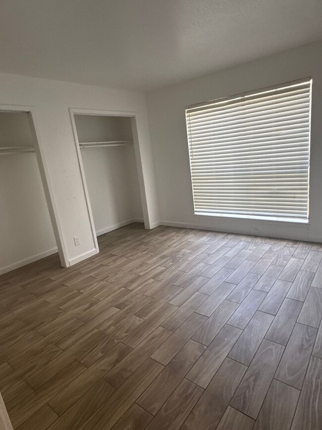 Building Photo - 3 bed, 2 bath 1st floor condo