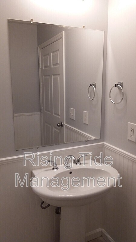 Building Photo - 948 Hickory Dr