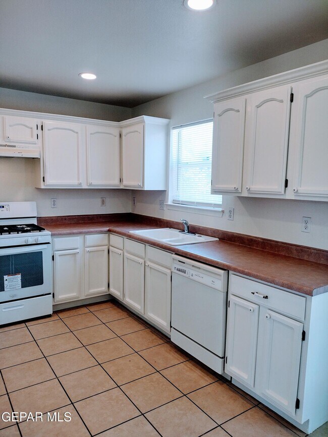 Building Photo - 4620 Loma Linda Cir
