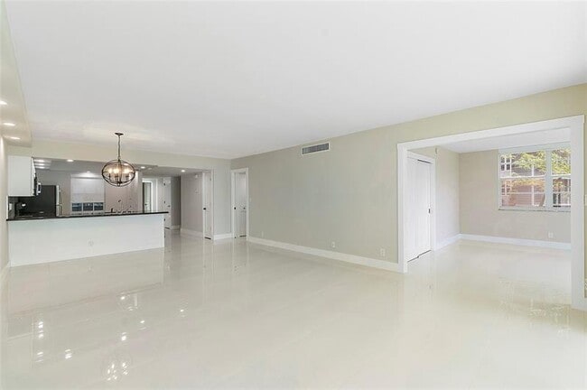 Building Photo - 605 Oaks Dr