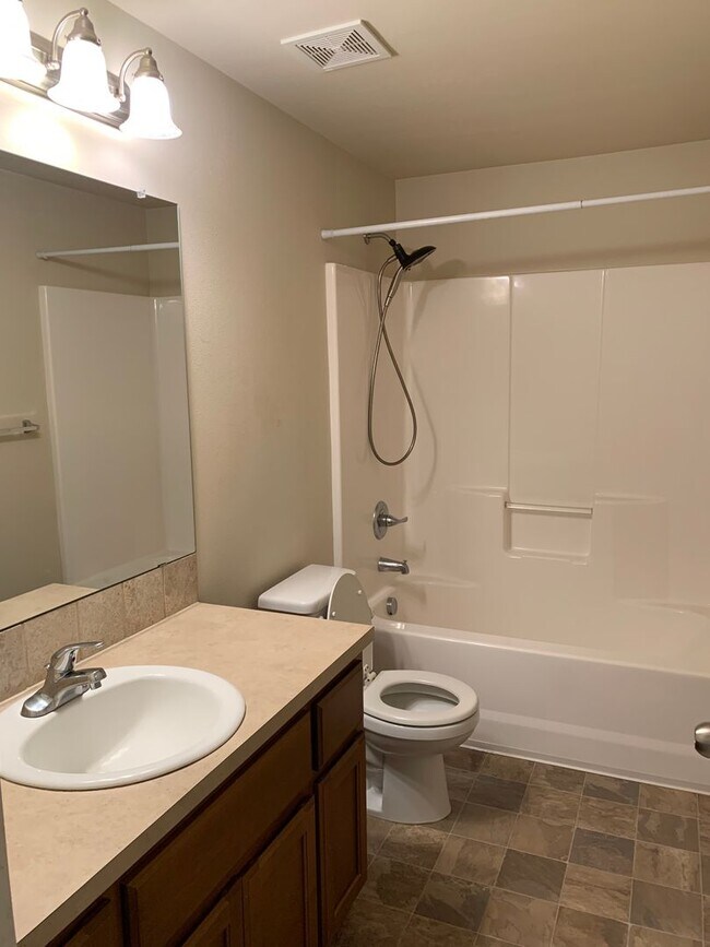 Building Photo - *** FIRST FULL MONTH'S RENT FREE***BEAUTIF...
