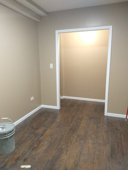 Building Photo - 2510 S Sawyer Ave