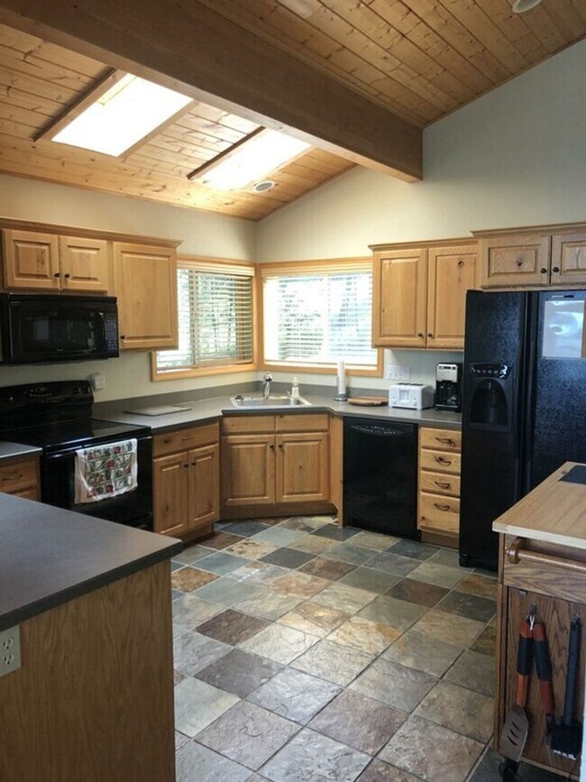 Building Photo - House on Finley Point Fully Furnished