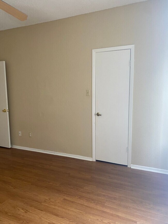 Building Photo - K242 - Croix #219