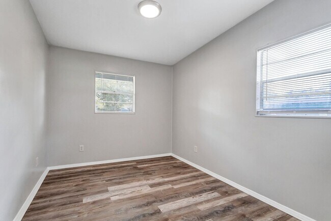 Building Photo - Large 3bdrm/2bath Home with garage & carpo...