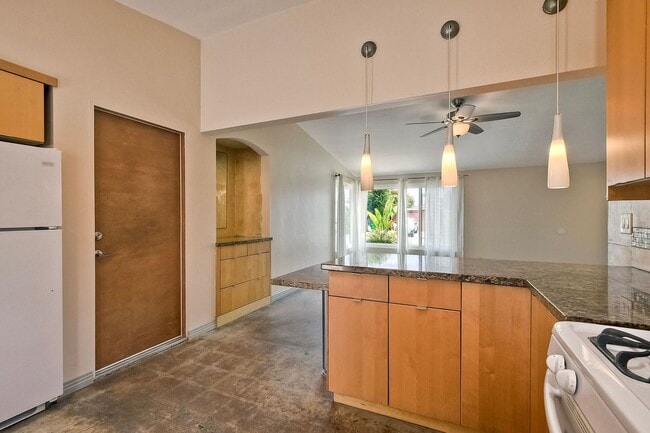 Building Photo - Coastal Living - Minutes from the Beach