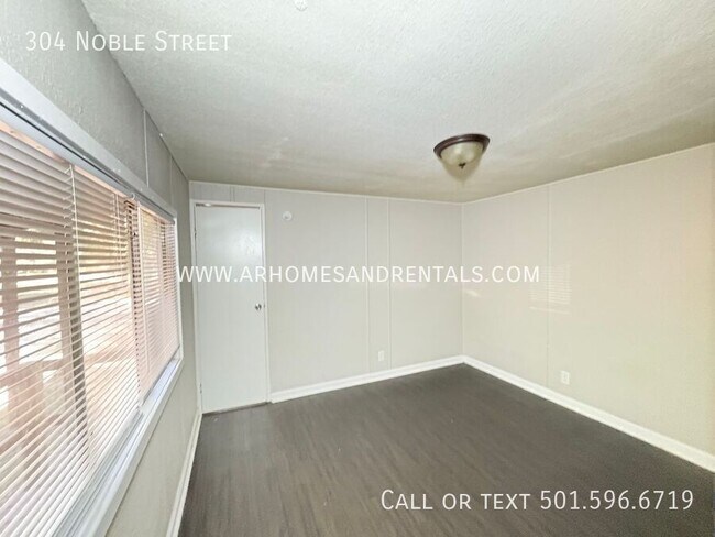Building Photo - 304 Noble St
