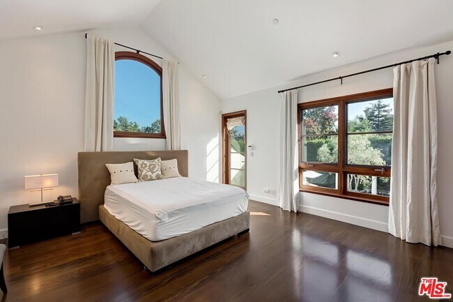 Building Photo - 2134 La Mesa Dr