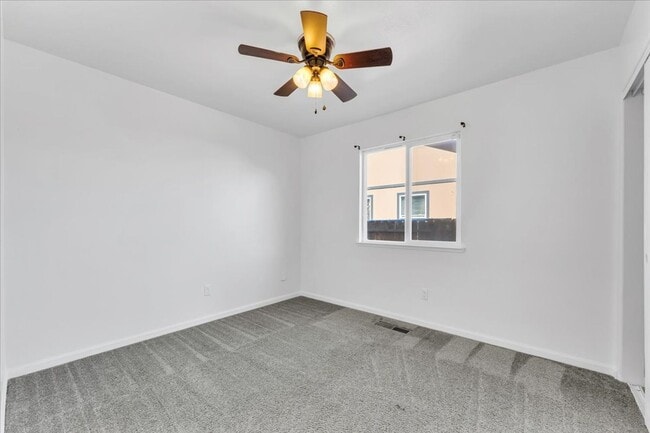 Building Photo - Cute corner lot 3 bed/ 2 bath