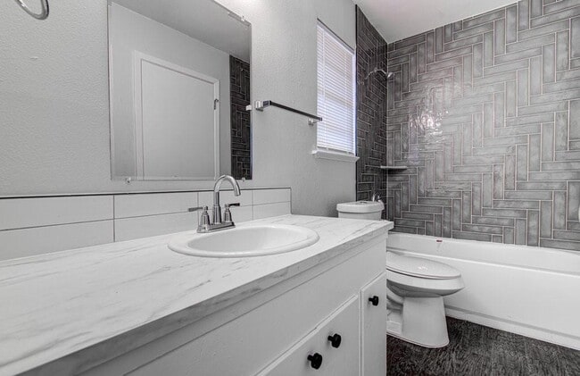 Building Photo - 5703 Gloucester Ln