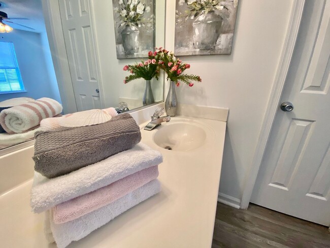 Building Photo - Updated Chimney Hill Condo Available 03-25...