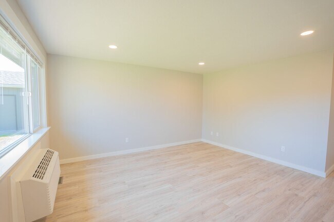 Building Photo - Newly Remodeled Large 2 Bedroom!