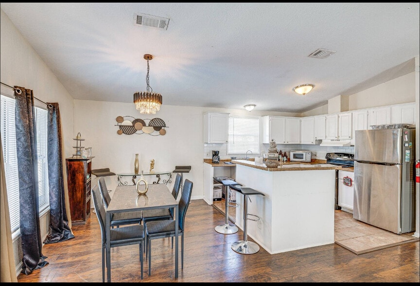 Building Photo - 716 21st St