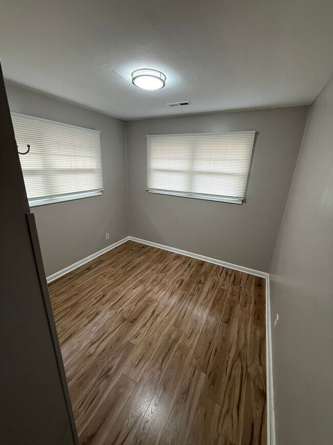 Building Photo - POL03