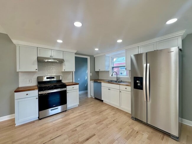 Building Photo - Beautiful 4 Bedroom, 2 Bath House for rent...