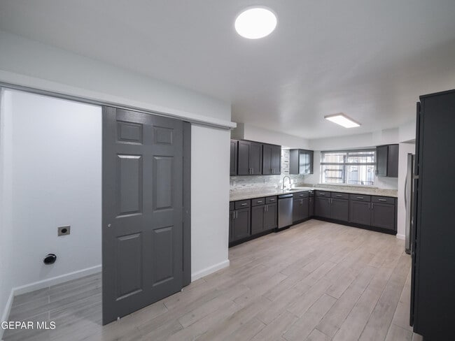 Building Photo - 339 Medina St