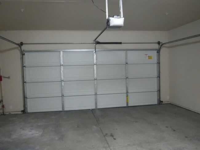 Building Photo - Great 4 Bedroom Condo With Upgrades! Highland Park Subdivision