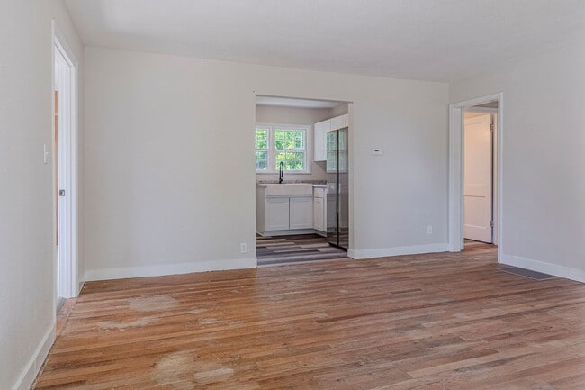 Building Photo - Spacious home for rent!