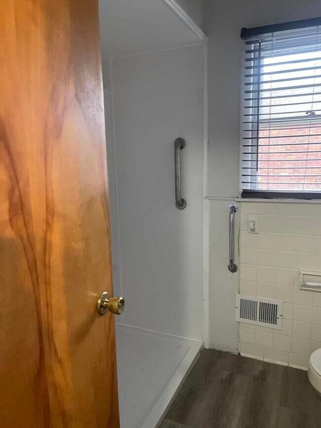 main bath - 1506 Tamarack Rd