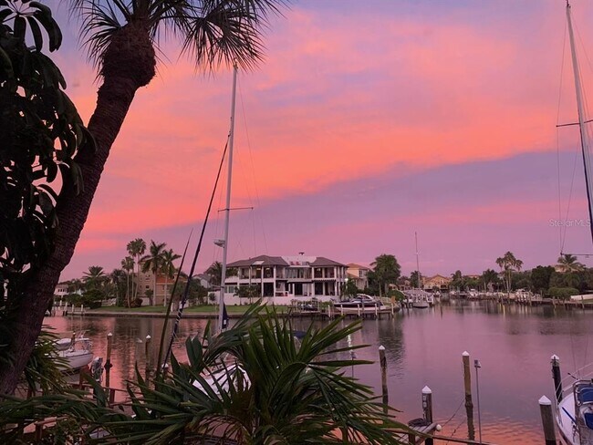 Building Photo - 557 Pinellas Bayway S