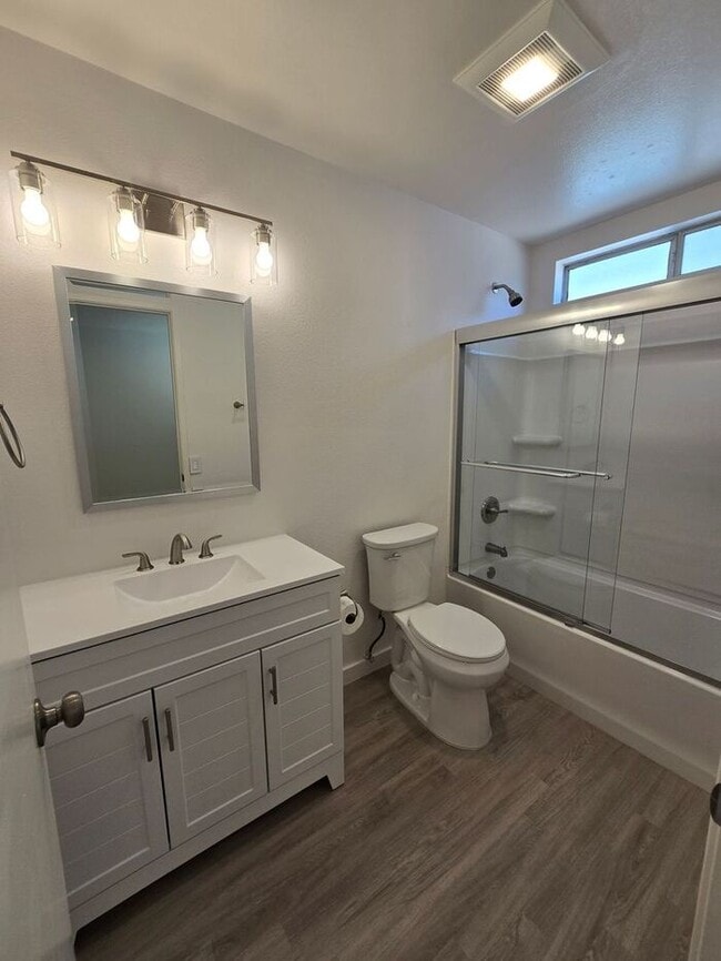 Building Photo - Charming 3 BR / 2BA with a large yard and ...