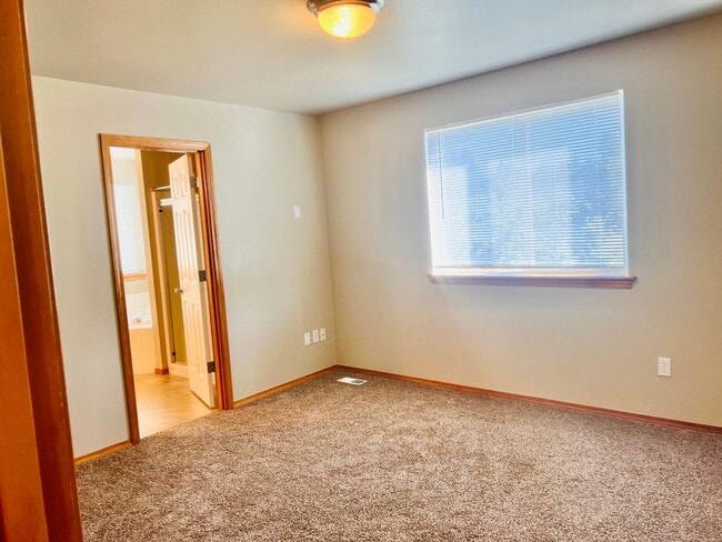 Building Photo - Enormous 4 Bed 2.5Bath + Bonus Room Great Lacey Neighborhood