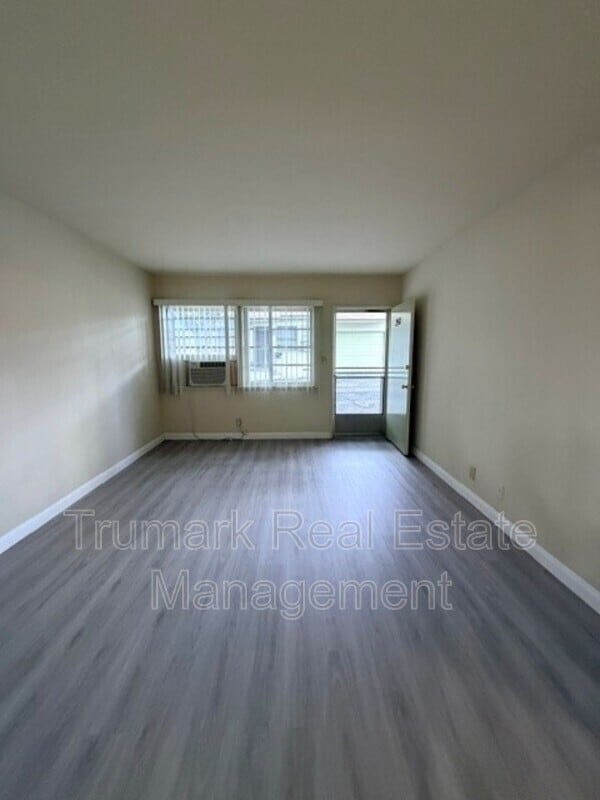 Building Photo - 2511.5 Montrose Ave