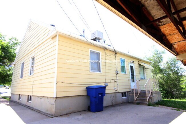 Building Photo - 2 Bed 1 Bath