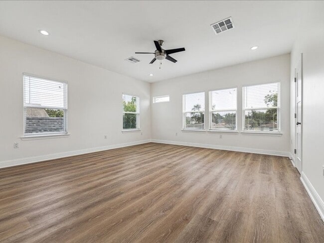 Building Photo - 915 E 37th St