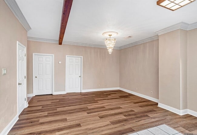 Building Photo - 550 S River Rd