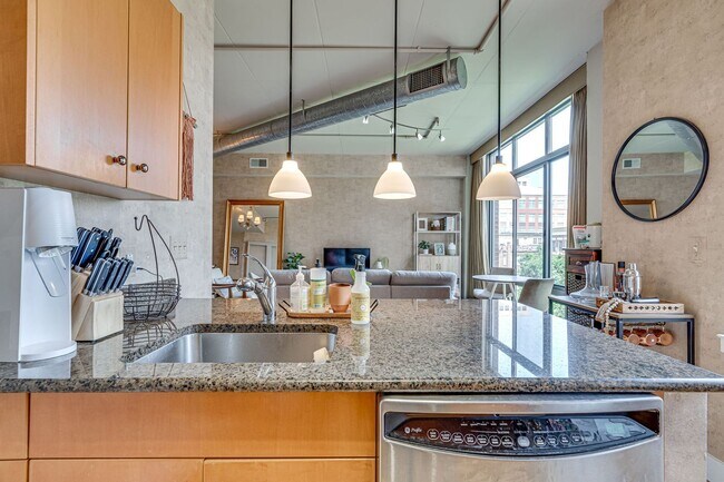 Building Photo - Modern Condo in Old Town Alexandria