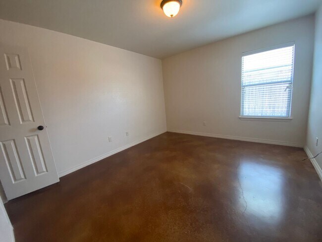 Building Photo - 504 Karey Dr