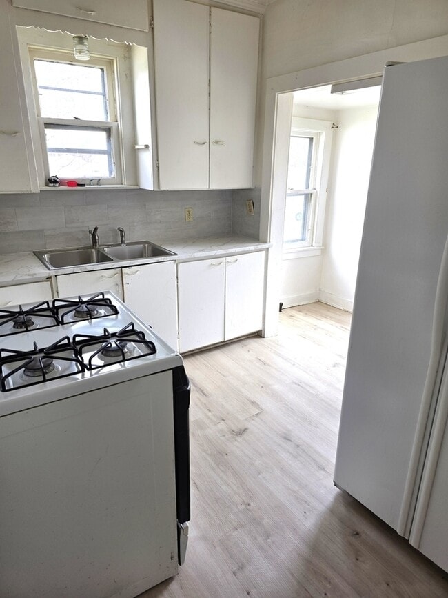 Building Photo - 751 Leonard Ave