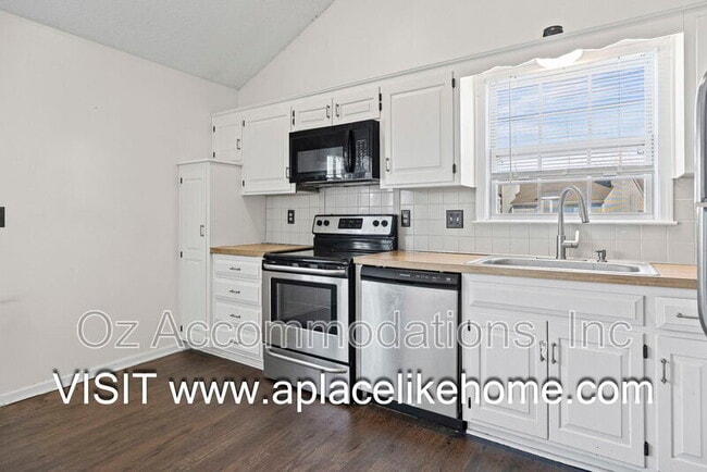 Building Photo - 530 SE Hampton St