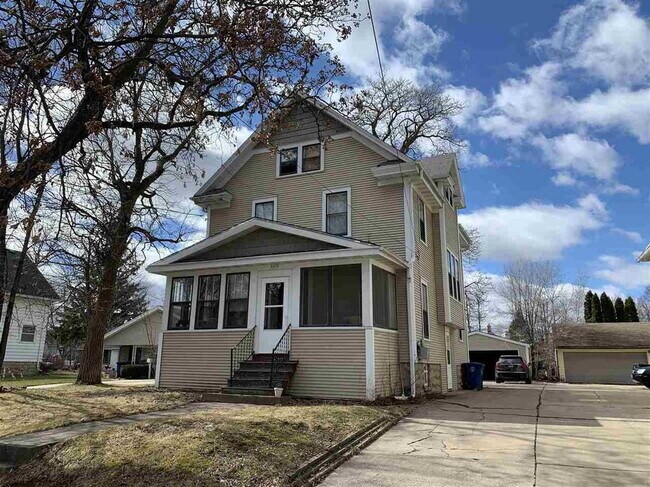 Primary Photo - 1 Bedroom Lower with garage