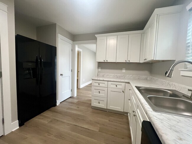 Building Photo - 2916 McDonald Dr SW