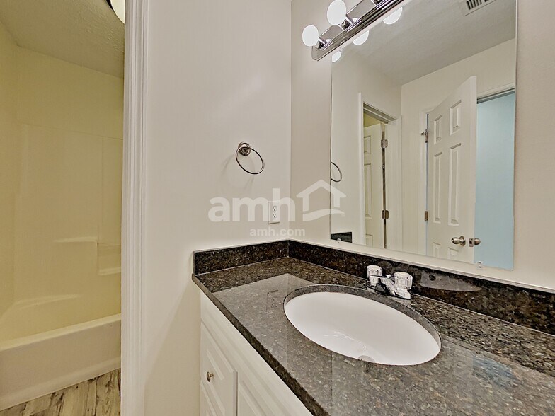 Building Photo - 4925 Heards Forest Dr NW