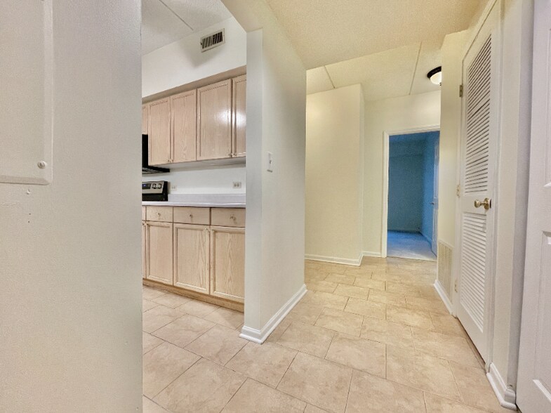 Building Photo - 12900 W Heiden Cir